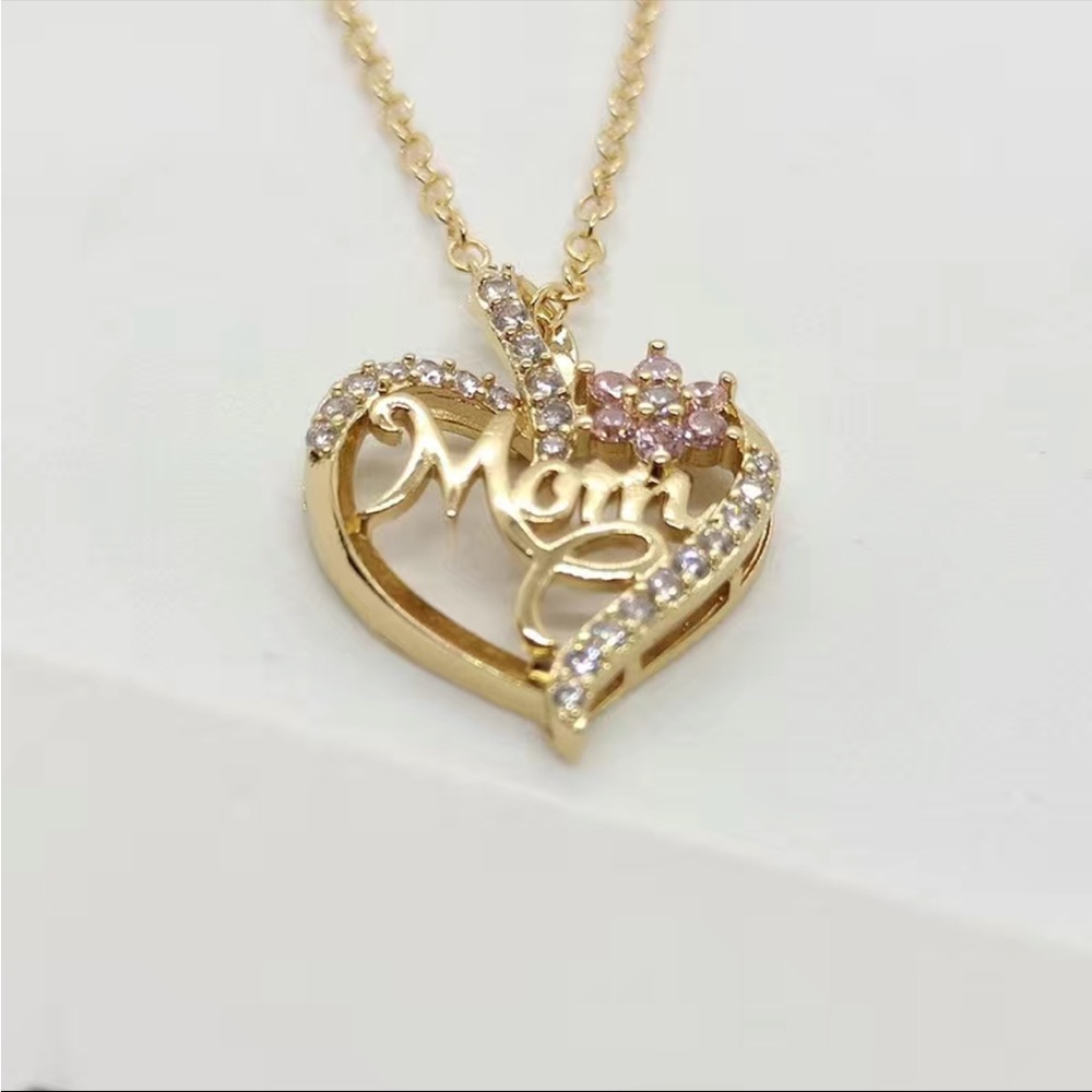 NWT Beautiful Mom ❤️🌸 Pendant Necklace.